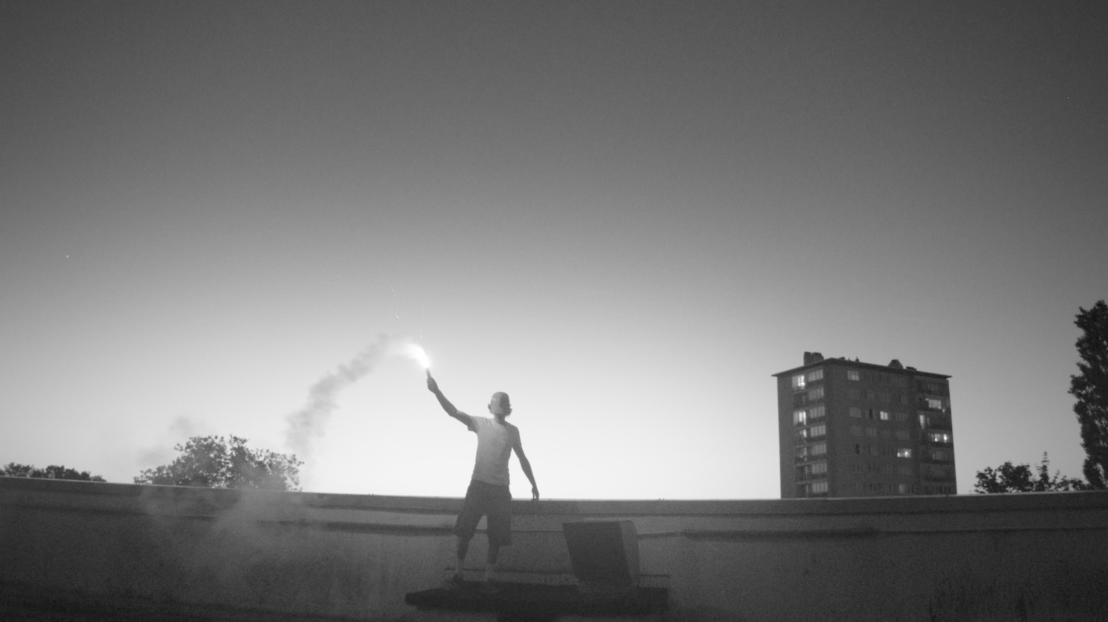 Silhouette au fumigène en noir et blanc