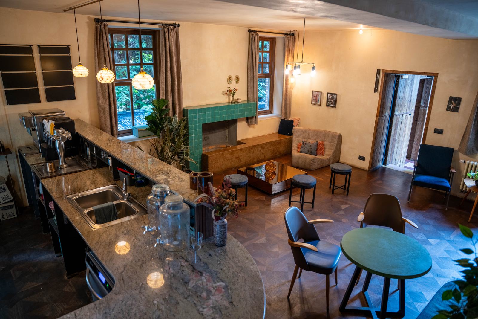 Salon vu de dessus avec comptoir en granit et cheminée carrelée verte