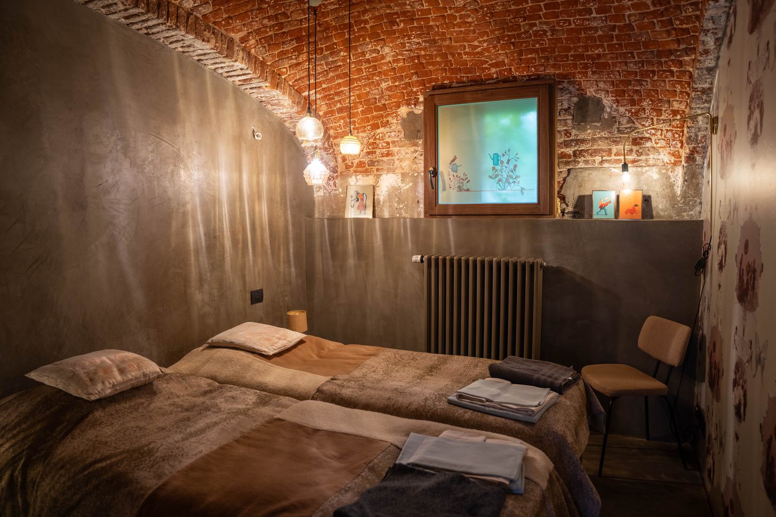 Chambre voûtée en briques avec deux lits