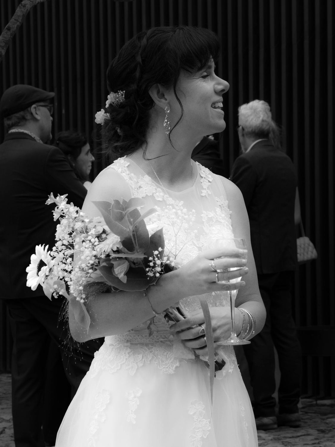 Mariée riant en regardant hors champ
