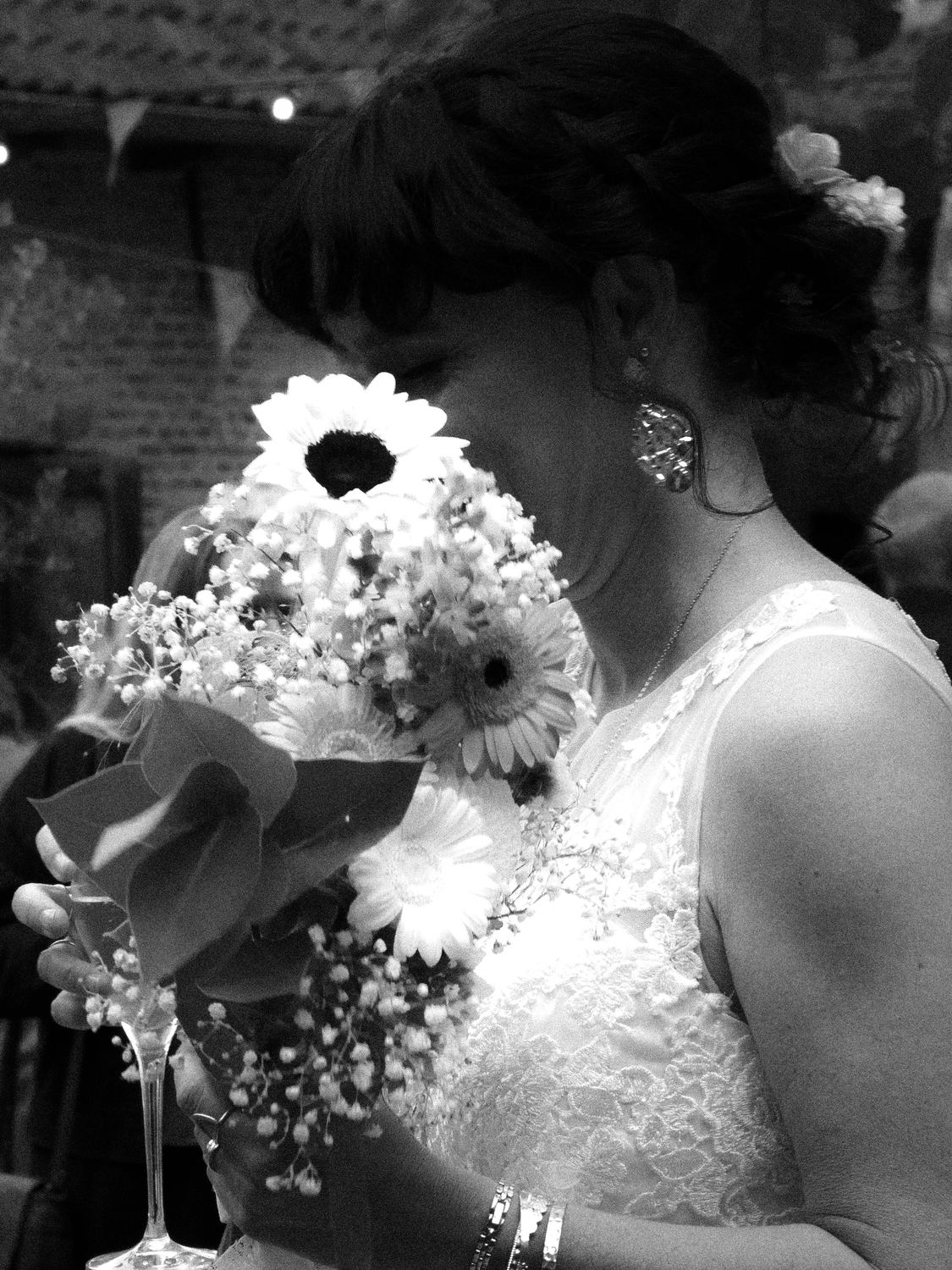 Mariée derrière son bouquet, noir et blanc