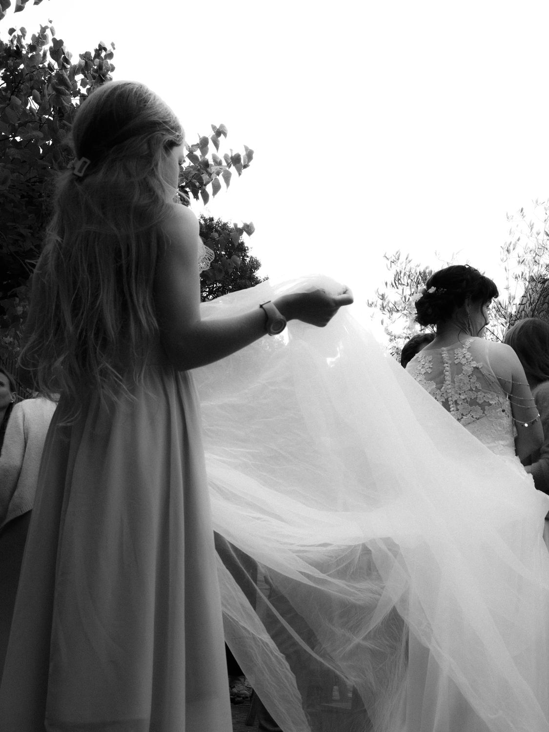 Fillette portant le voile, la mariée de dos, noir et blanc