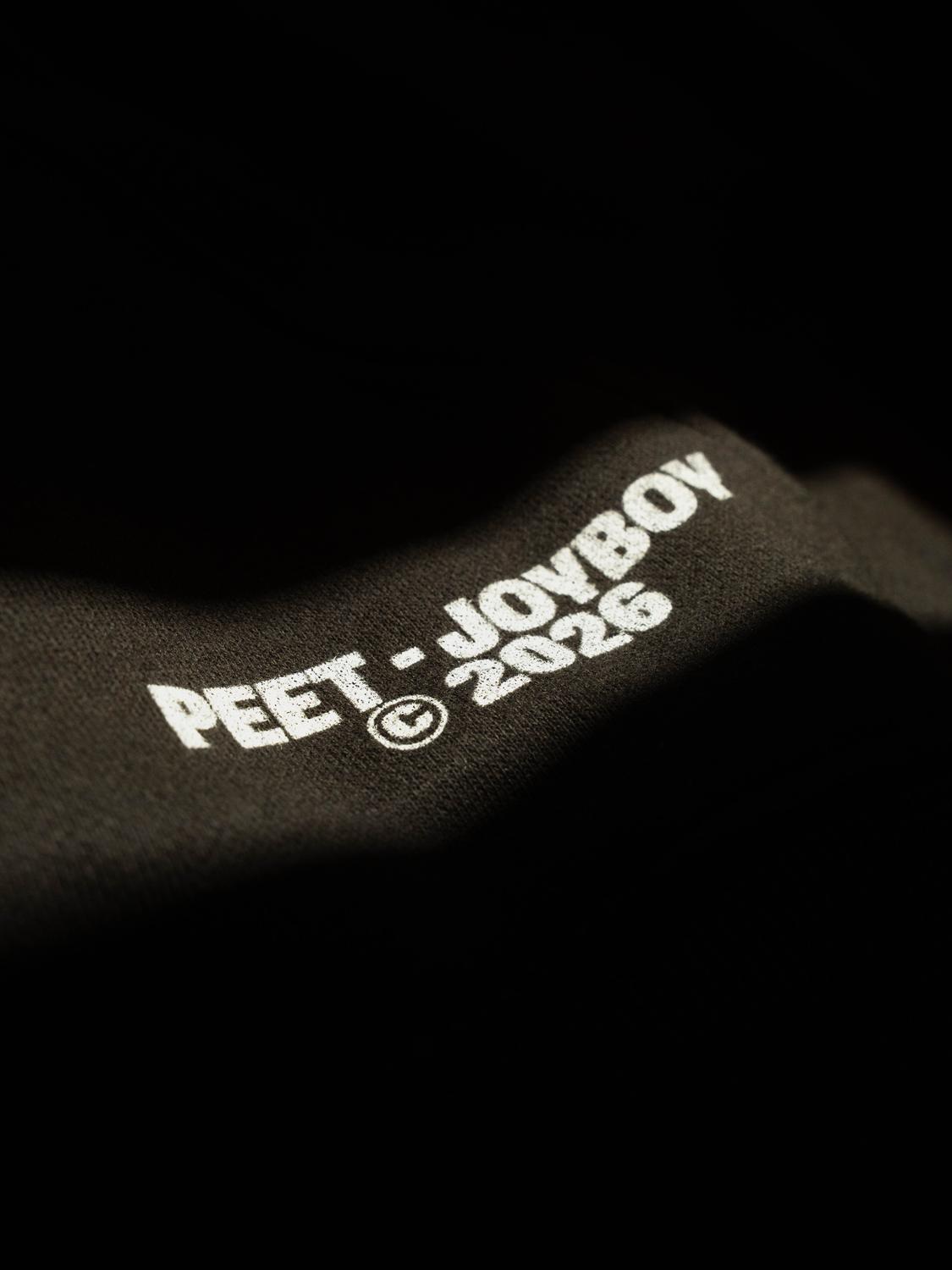 Détail de l'impression Peet - Joyboy 2026 en blanc sur tissu noir