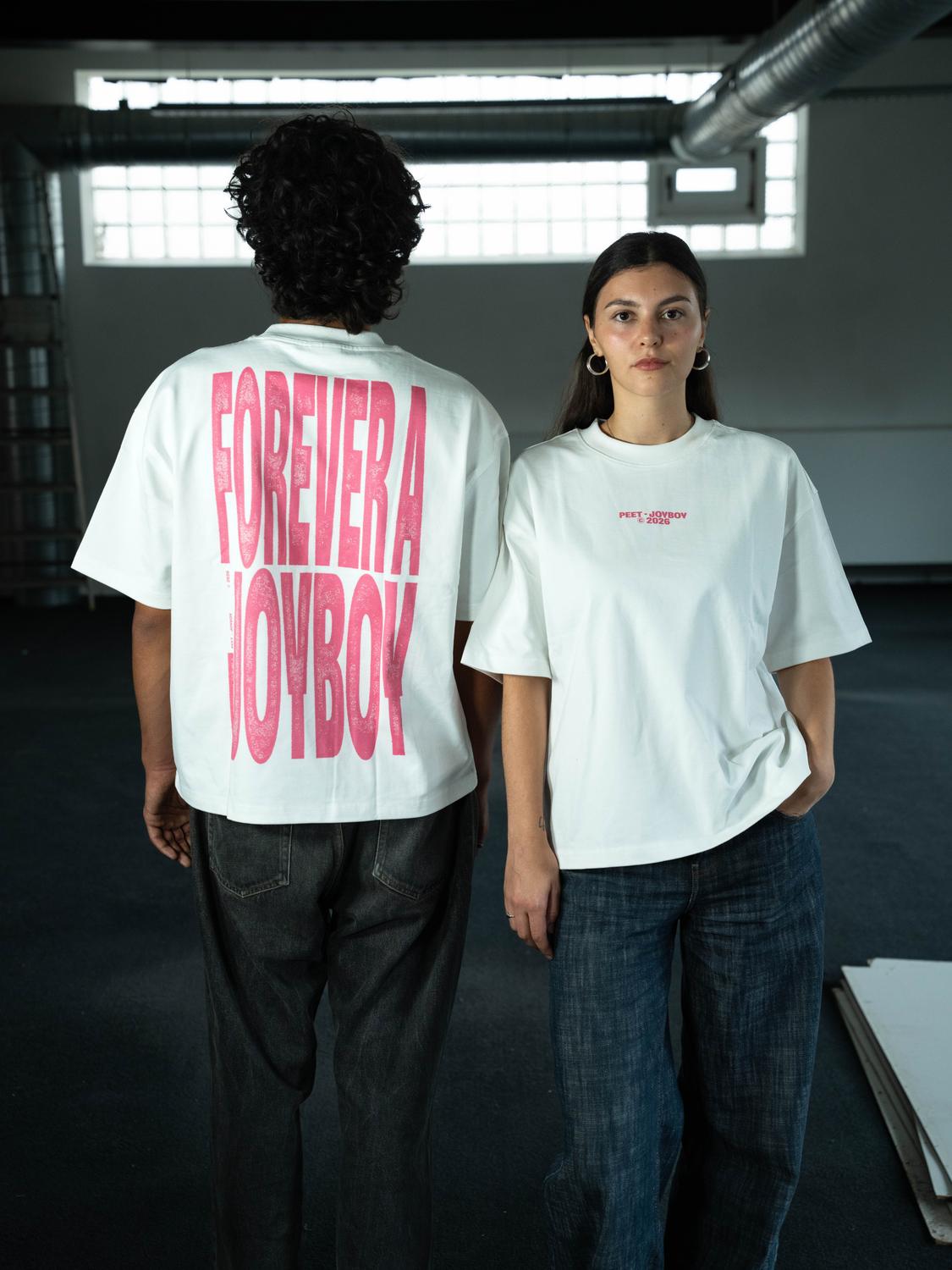 Deux modèles côte à côte, t-shirt « Forever a Joyboy » vu de dos et de face