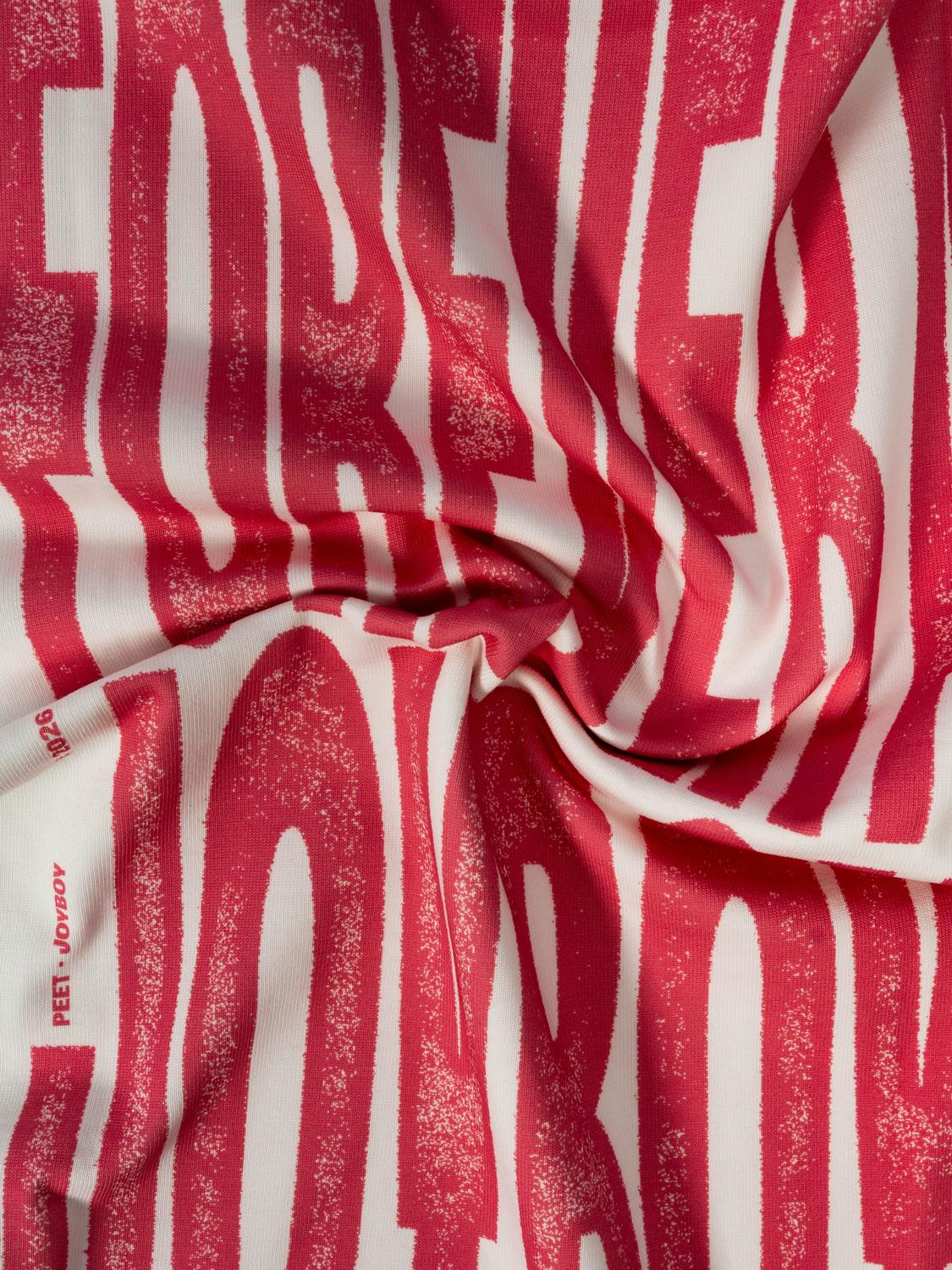 Impression « Forever a Joyboy » sur tissu froissé